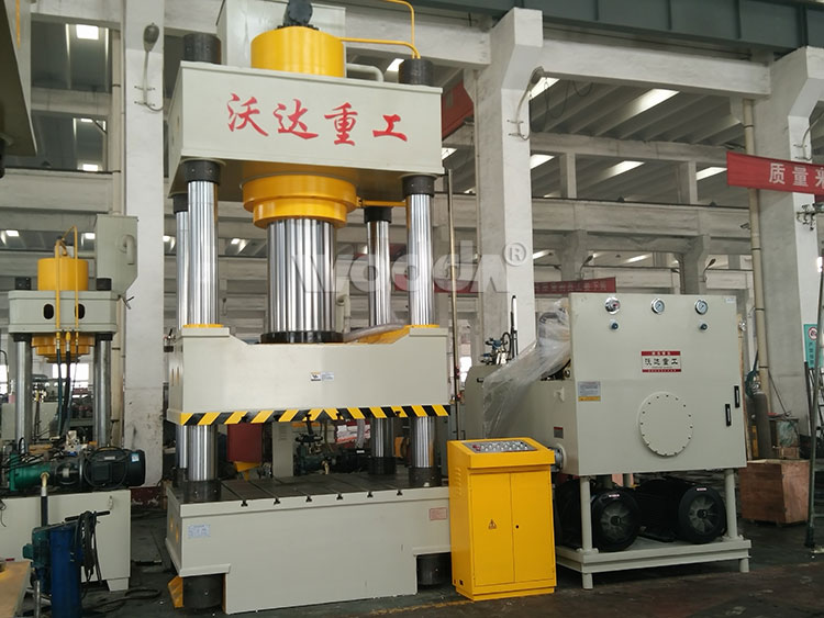 800T三梁四柱液壓(ya)機