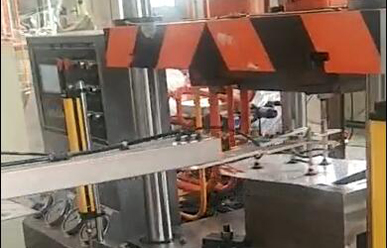 160噸拉伸機配(pei)機械手