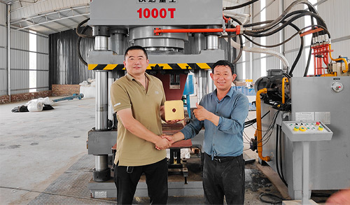 全自(zì)動鹽磚(zhuān)機-1000噸牛(niu)羊舔磚(zhuan)液壓機(jī)