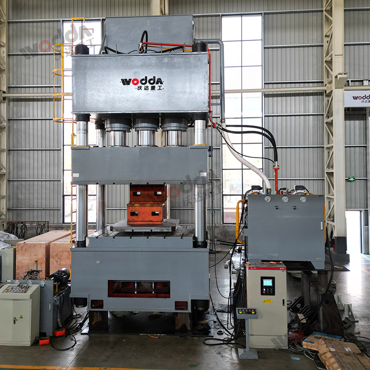 1500噸三梁四柱液壓機（圖1）.jpg