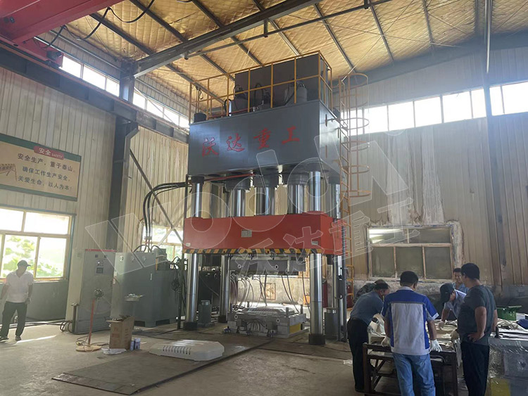 1500噸SMC汽車覆蓋件成型液壓機(圖4) 1500噸SMC汽車覆蓋件成型液壓機(圖4)