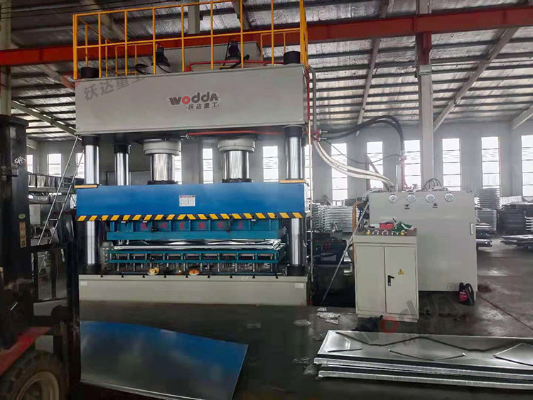 1000噸不鏽鋼水箱闆液壓機現場