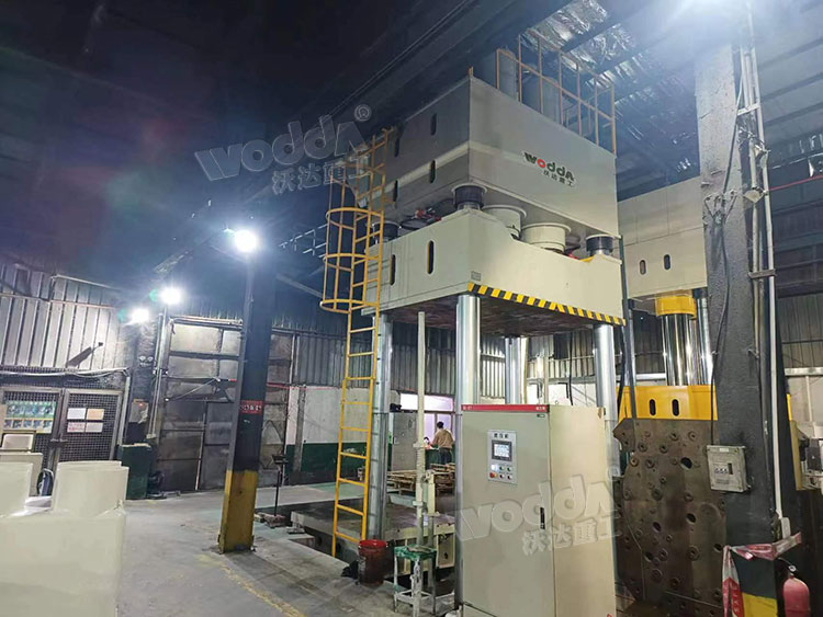 1500噸複合材料模壓機客戶車間現場.jpg 1500噸複合材料模壓機客戶車間現場.jpg