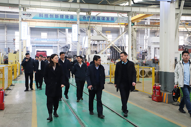 滕州市政協副主席董鴻洋一行考察沃達重工現場 滕州市政協副主席董鴻洋一行考察沃達重工現場