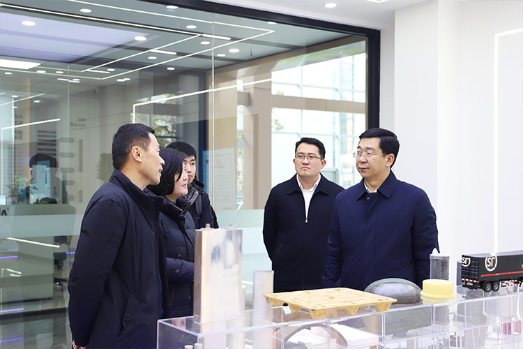 徐州市委常委、經開區黨工委書記張克一行莅臨山東沃達重工調研考察