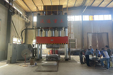 1500噸複合材料(liào)液壓機模壓SMC工(gong)程車覆蓋件