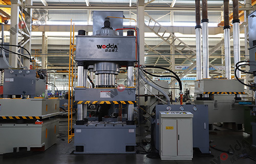 630噸(dūn)三梁四柱液壓(ya)機試機現場