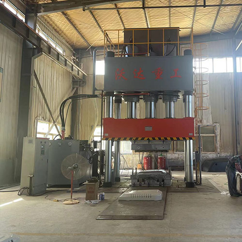 SMC汽車(che)覆蓋件(jiàn)成型液(yè)壓機_1500噸(dun)四柱液(yè)壓機