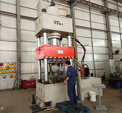 500噸汽車部(bù)件鍛造液(ye)壓機壓裝(zhuang)汽車軸承(chéng)