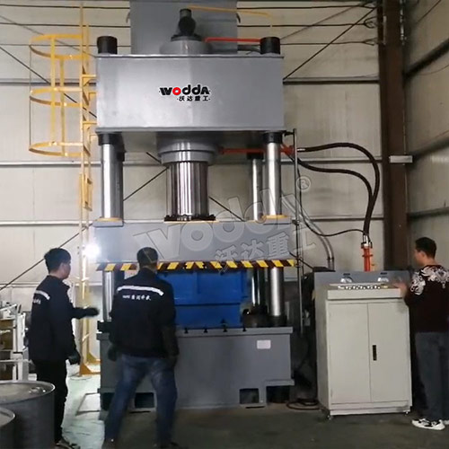 不鏽鋼(gāng)水箱闆(pan)拉伸液(yè)壓機_500噸(dūn)四柱液(yè)壓機