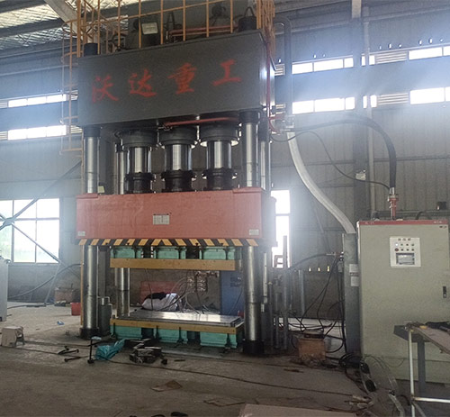 1500噸(dūn)SMC汽車導(dao)流罩成(cheng)型四柱(zhu)液壓機(ji)