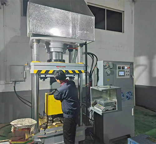 200噸四柱液(yè)壓機熱模壓(ya)刹車閘瓦