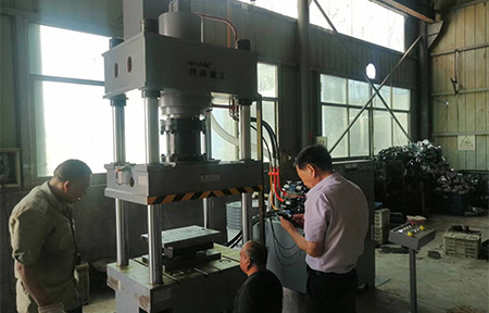 200噸(dūn)不鏽鋼離心風(fēng)機成型液壓機(ji)