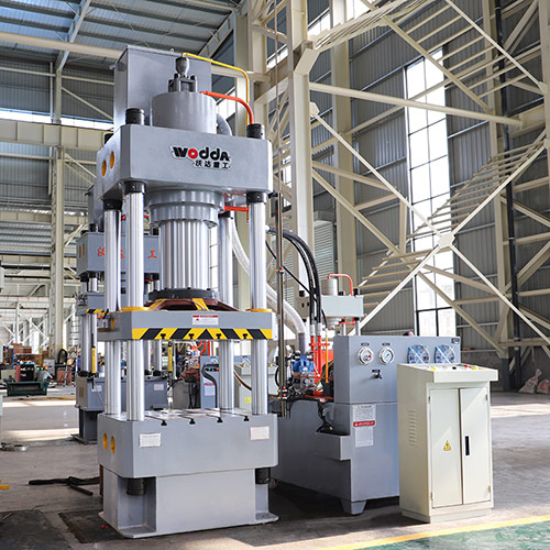 315噸四(sì)柱液壓機台面(miàn)800x800mm